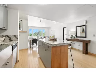 Photo #5: 725698979 Listing