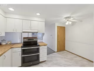 Photo #4: 727440604 Listing