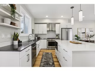 Photo #6: 729613302 Listing