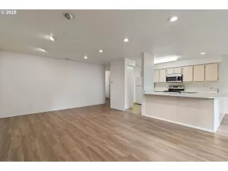 Photo #5: 735710793 Listing