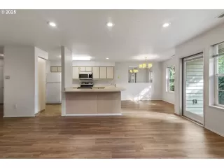 Photo #6: 735710793 Listing