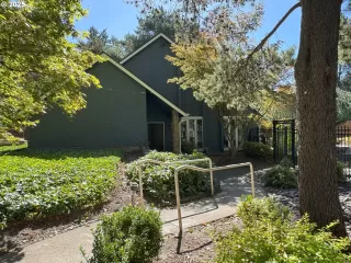 Browse active condo listings in VISTA HILLS