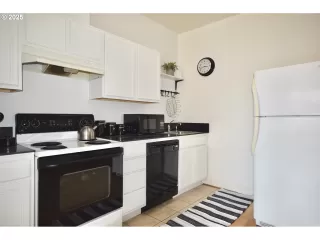 Photo #3: 737609438 Listing