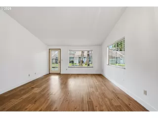 Photo #4: 748342034 Listing