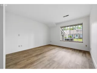 Photo #5: 748342034 Listing
