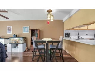 Photo #5: 748914599 Listing 