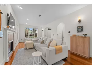 Photo #6: 751477857 Listing 