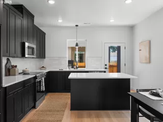 Photo #4: 756820502 Listing