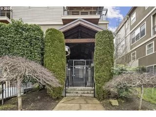 Photo #4: 773718805 Listing