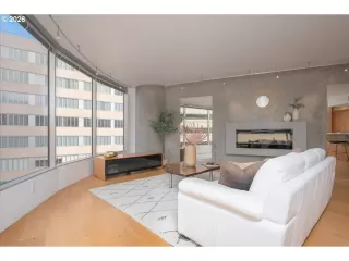 Photo #4: 791292764 Listing